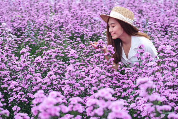 Portrait image of a beautiful young asian woman in Margaret flower field - Foto, Imagen