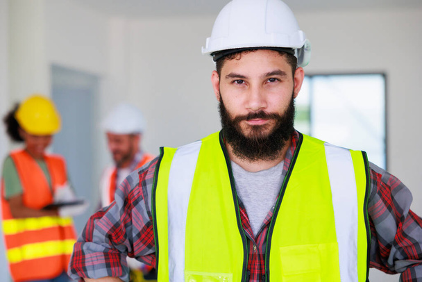 Portrét šťastný hispánec Stavební dělník v bezpečnostní přilbě z tvrdého klobouku pracující na staveništi.  - Fotografie, Obrázek