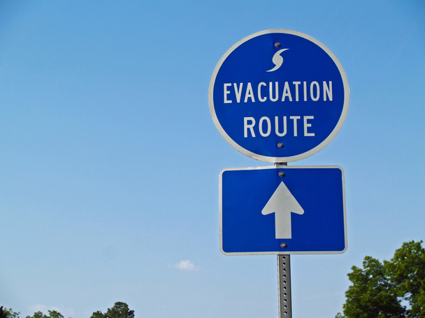 Señal de ruta de evacuación de huracán azul a lo largo de una carretera
. - Foto, Imagen