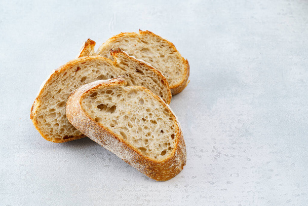 Ekmekler daha kolay yemek için kesilmiş.  - Fotoğraf, Görsel