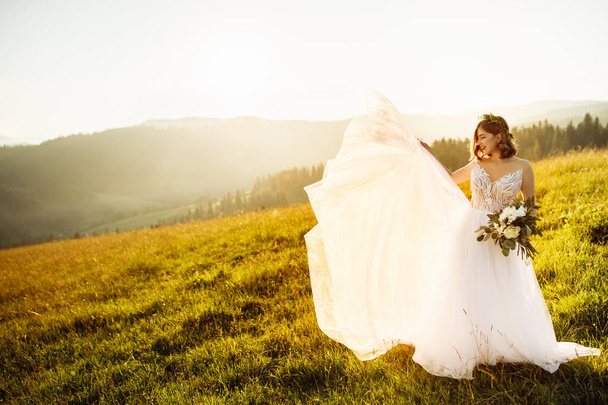 красива наречена в білій сукні позує на природі
 - Фото, зображення