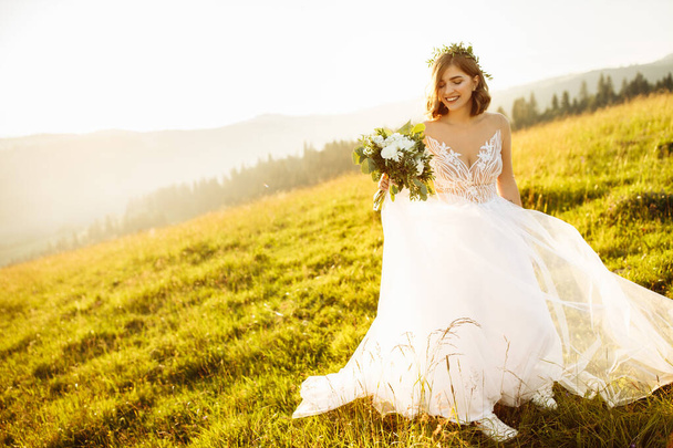 beautiful bride in a white dress posing at nature - Foto, Bild