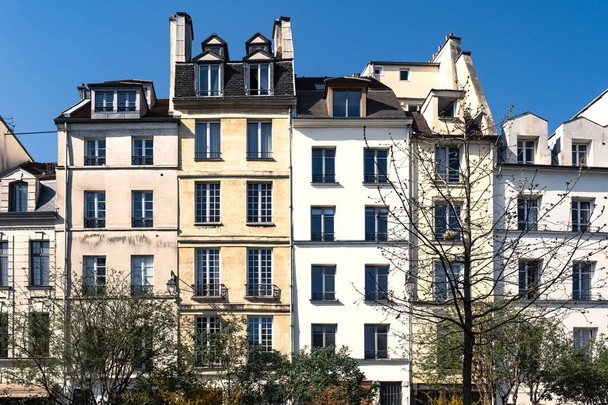 Parijs, luxe parijse gevel in het 6e arrondissement, een chique wijk in het centrum - Foto, afbeelding
