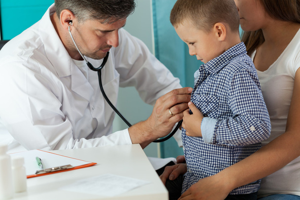 Pediatrician examining boy lungs  - Foto, Imagen