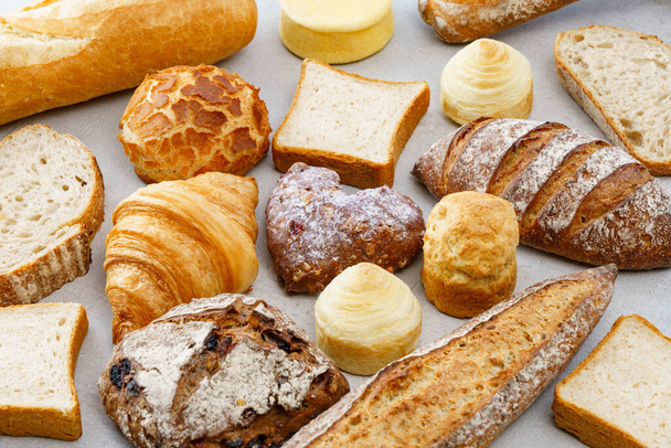 Muchas formas y tipos de panes en la mesa - Foto, imagen