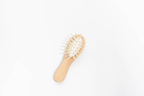 Dřevěný mini bambusový kartáč na vlasy pro cestování, vousy nebo děti na bílém pozadí. Malý kapesní kartáček - Fotografie, Obrázek