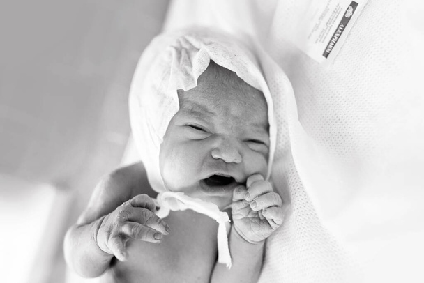 Yeni doğmuş bir bebek doğum hastanesinin doğum odasındaki kuvözde yatıyor. - Fotoğraf, Görsel