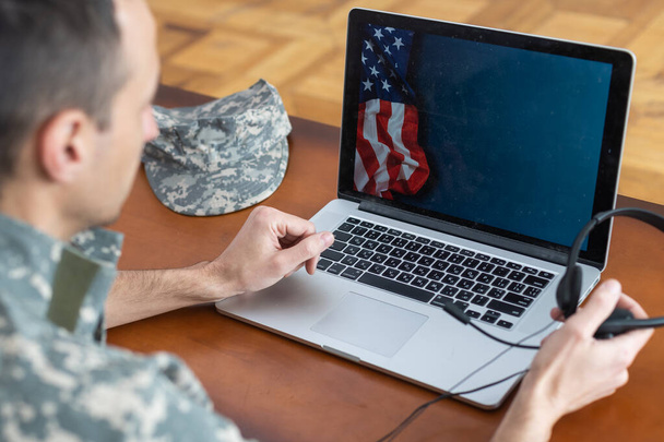 Στρατιώτης λειτουργεί σε φορητό υπολογιστή του. - Φωτογραφία, εικόνα