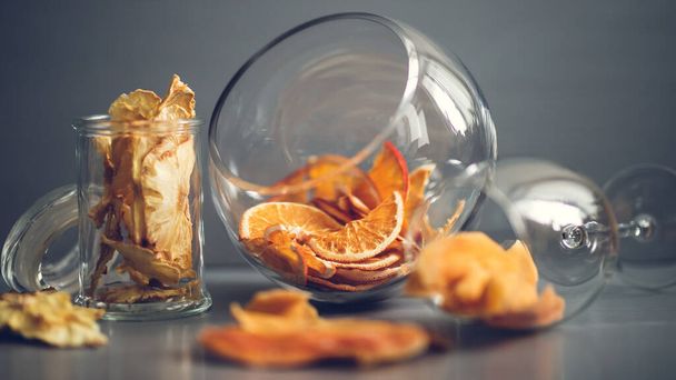 Натюрморт із сухофруктами. Цитруси і сушені манго
. - Фото, зображення