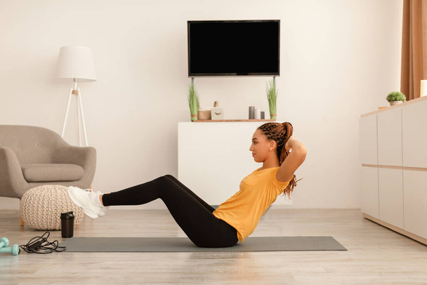 ajuste preto senhora exercício fazendo abdominais rachaduras flexing abdômen dentro de casa - Foto, Imagem