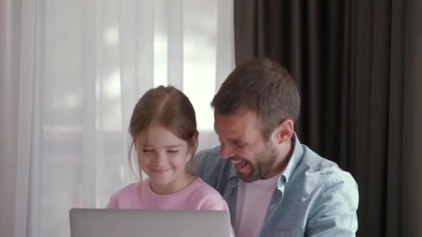 Vader en dochter brengen tijd samen door in de kamer - Video