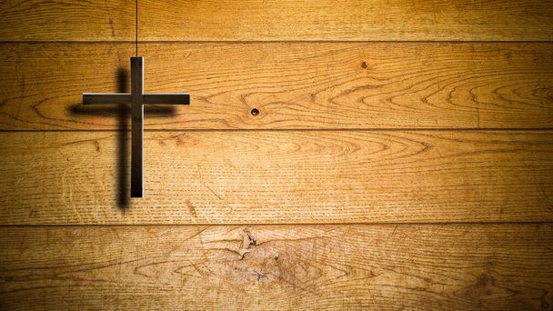 Christliches Holzkreuz auf einem Hintergrund aus Wänden - Foto, Bild