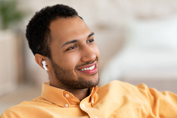 Ηρεμία νεαρός άνδρας έχουν ανάπαυση στο σπίτι ακούγοντας μουσική - Φωτογραφία, εικόνα
