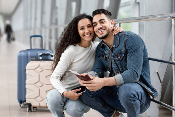 Viajando juntos. Retrato de cónyuges felices de Oriente Medio posando en el aeropuerto - Foto, imagen