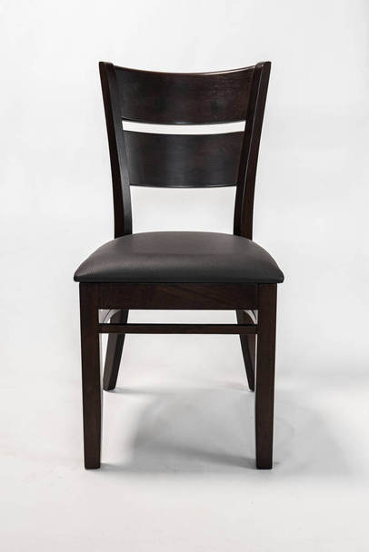 дерев'яний стілець зі шкіряним покриттям
 - Фото, зображення