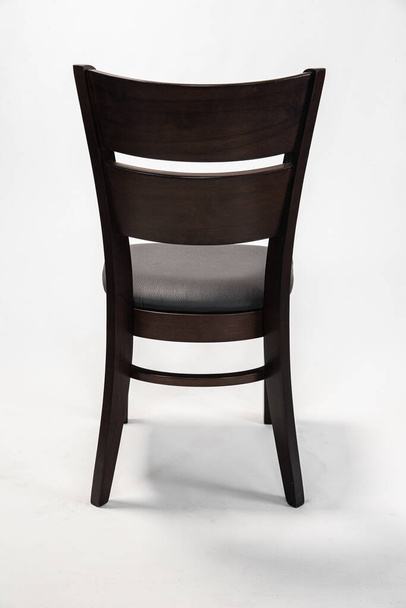 Holztischstuhl mit Lederbezug - Foto, Bild