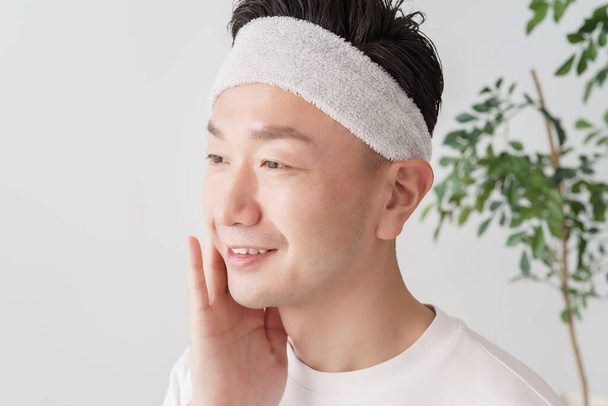 Asian middle man checking skin condition - Фото, зображення