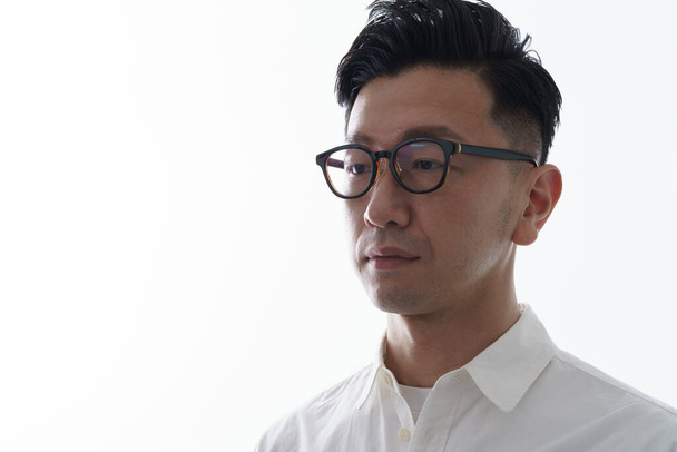 asiático hombre con un grave cara usando gafas - Foto, imagen