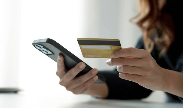 Mujer asiática comprobando los detalles del pedido en línea en el teléfono inteligente Cerrar el control de la información de tarjeta de crédito - Foto, imagen
