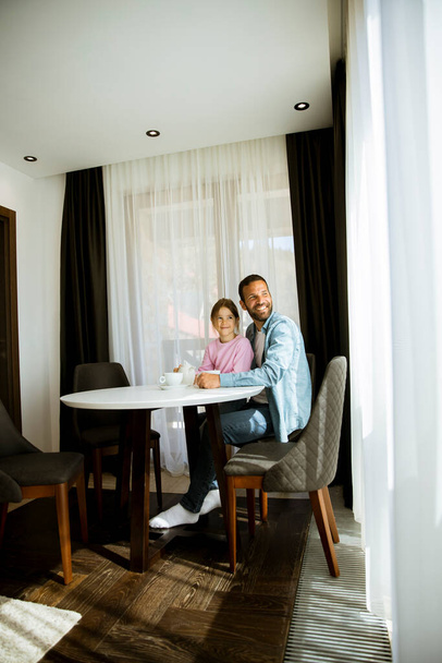 Отец и дочь пьют чай вместе в гостиной - Фото, изображение
