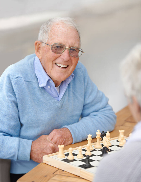Sakk-matt öt lépésben... egy idős pár sakkozik együtt.. - Fotó, kép