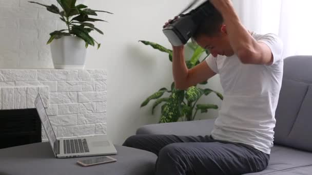 Criativa Jovem Desenvolvedor usa óculos de realidade virtual enquanto sentado - Filmagem, Vídeo