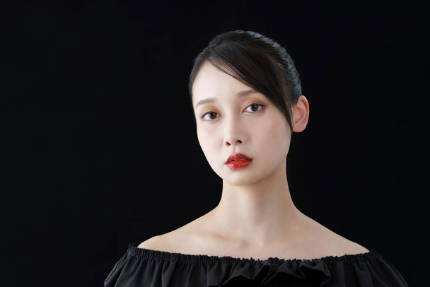 jonge vrouw make-up en zwart achtergrond - Foto, afbeelding