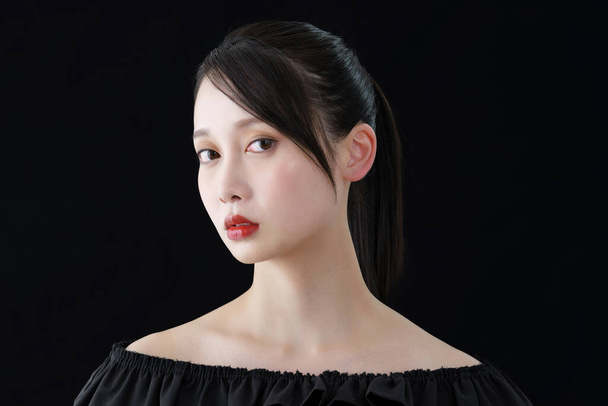 jonge vrouw make-up en zwart achtergrond - Foto, afbeelding