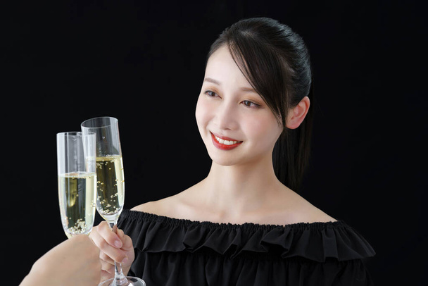 Giovane donna con bicchiere di champagne e sfondo nero - Foto, immagini