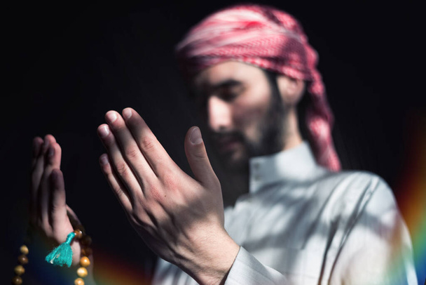 Μουσουλμάνος Άραβας προσεύχεται. Θρησκευτικός μουσουλμάνος άνθρωπος προσεύχεται μέσα στο τζαμί κατά τη διάρκεια του Ραμαζανίου - Φωτογραφία, εικόνα