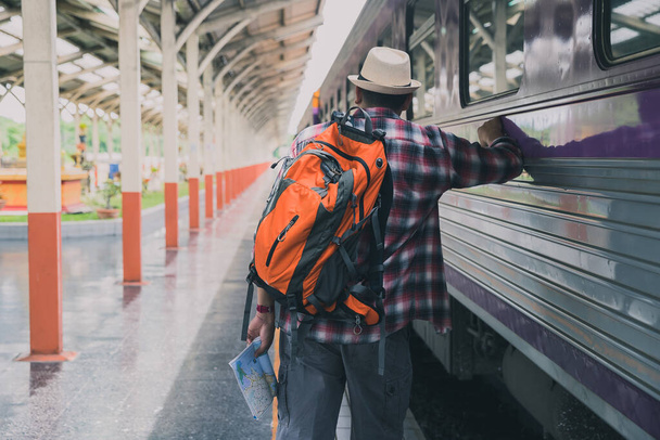 Voyageur avec sac à dos dans la gare. Concept de voyage
. - Photo, image