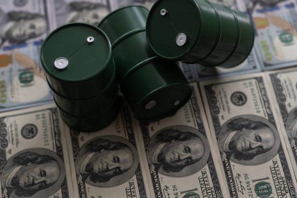 το βαρέλι με το πετρέλαιο των εκατό δολαρίων ΗΠΑ χαρτονομίσματα - Φωτογραφία, εικόνα
