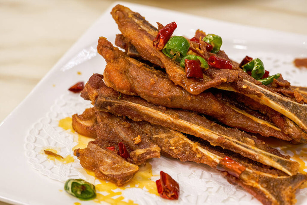 Křupavé a lahodné Guangxi jídlo, vepřová kost s solí a pepřem - Fotografie, Obrázek