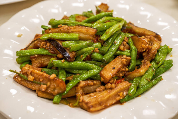 Lahodné čínské jídlo, fazole s lilkem - Fotografie, Obrázek
