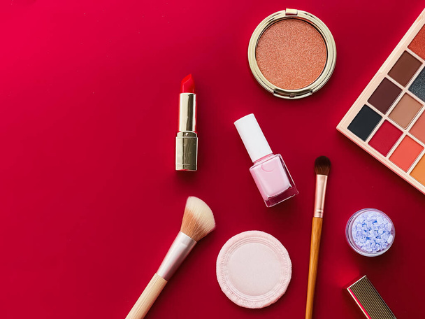 Schoonheid, make-up en cosmetica plat ontwerp met copyspace, cosmetische producten en make-up tools op rode achtergrond, girly en vrouwelijke stijl concept - Foto, afbeelding
