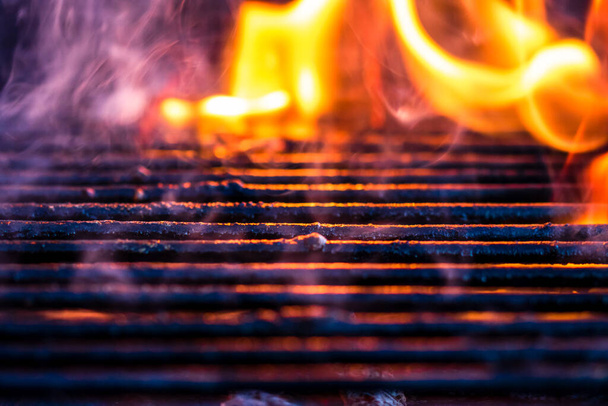 Pusty grill węgiel drzewny z jasnym płomieniem - Zdjęcie, obraz