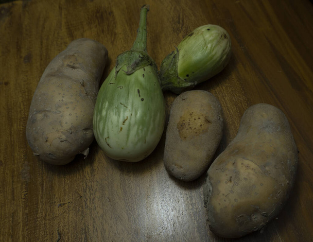 Ancienne aubergine verte, aubergine ou brinjal, et pomme de terre. brinjals verts et pommes de terre. - Photo, image