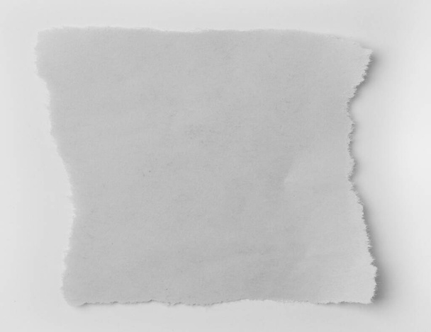 Un pedazo de papel blanco rasgado  - Foto, Imagen