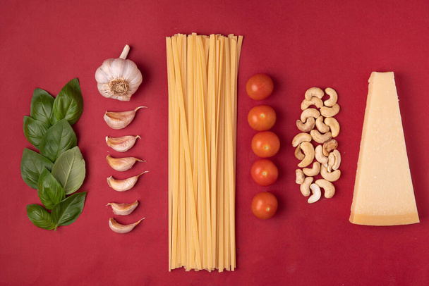 Паста песто. Ингредиенты для зеленого вегетарианского соуса песто с базиликом, пармезаном, орехами и оливковым маслом. средиземноморская традиционная паста - Фото, изображение