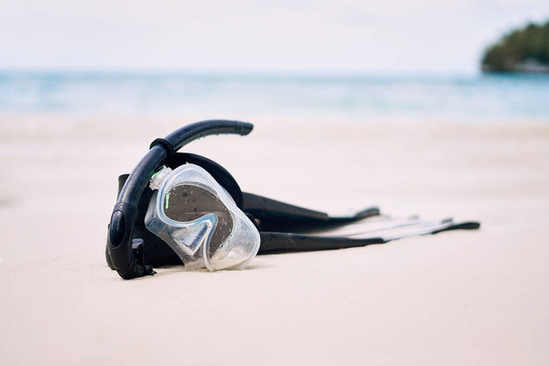E 'tempo di affondare. Natura morta ripresa di attrezzatura da snorkeling su una spiaggia di Raja Ampat, Indonesia. - Foto, immagini