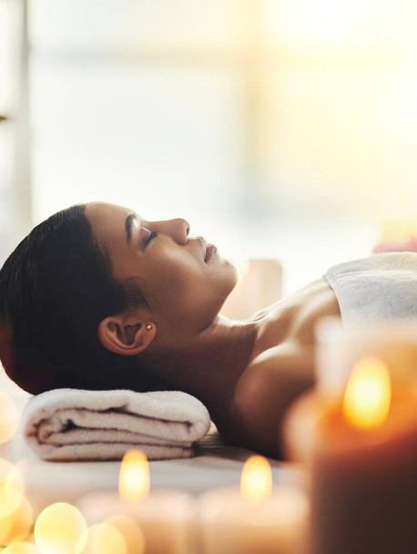 Le reflet d'un très bon massage. Prise de vue d'une jolie jeune femme se relaxant sur une table de massage dans un spa. - Photo, image