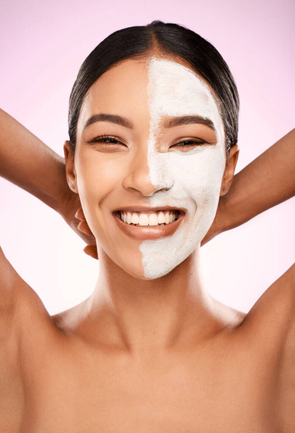 Porenlose Haut ist eine Verwöhnsession entfernt. Studioaufnahme einer attraktiven jungen Frau mit einem Gesicht vor rosa Hintergrund. - Foto, Bild