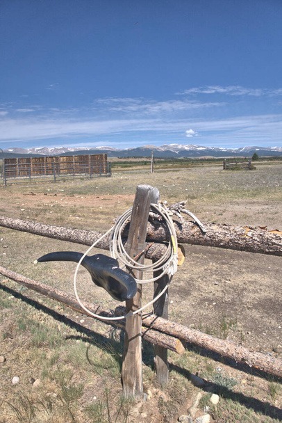 Lariat hanging on a fence with a roping dummy head - Foto, Imagen