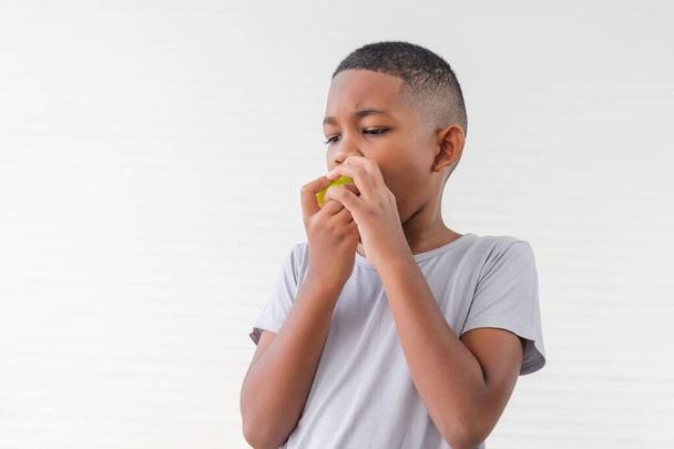 Lapsi lapsi syö vihreitä omenahedelmiä, lapsi leikkii ja syö omenaa valkoisessa seinässä olohuoneessa - Valokuva, kuva