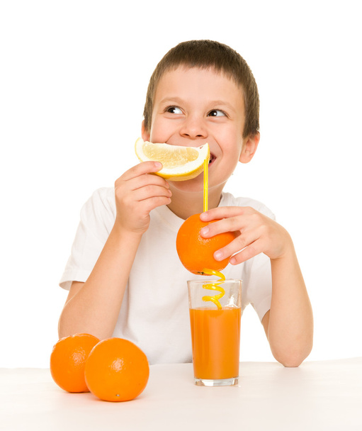 мальчик пьет апельсиновый сок с соломинкой
 - Фото, изображение
