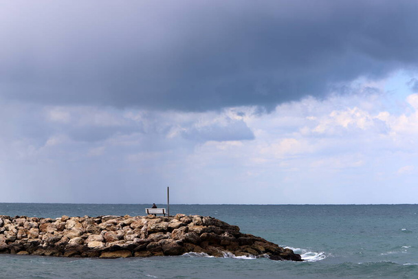 Breakwater a város strandján a Földközi-tenger partján - Fotó, kép