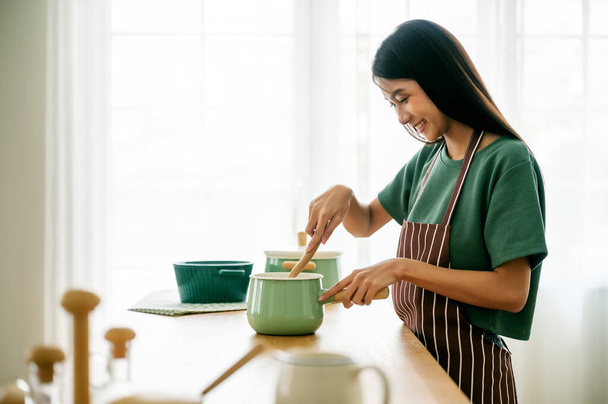 młody piękno Azji kobieta gotowanie w kuchnia pokój w domu - Zdjęcie, obraz