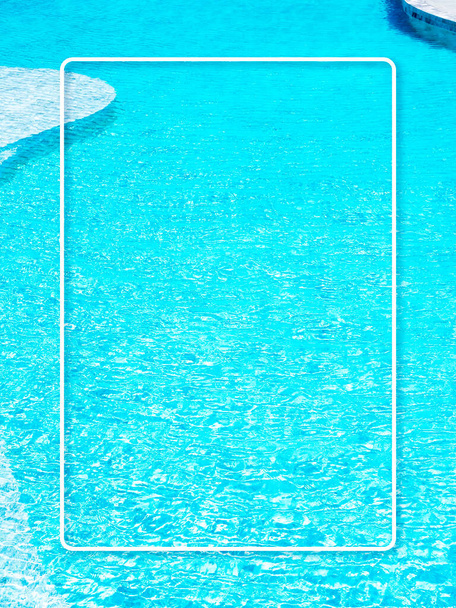 Uma linha fina branca minimalista faz uma moldura quadrada decorativa da borda na superfície azul da água no fundo da piscina. Espaço em branco vazio para verão, tempo de férias, conceito de férias, estilo vertical. - Foto, Imagem