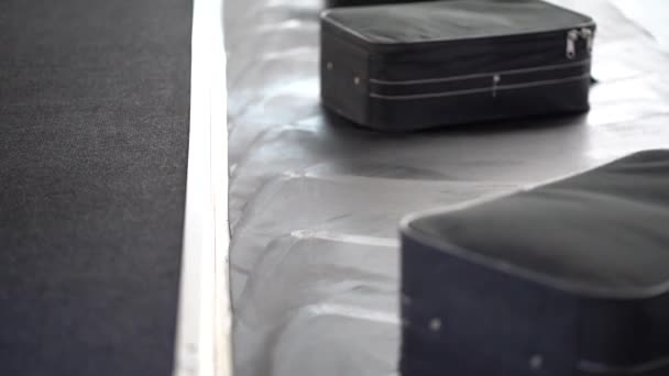Equipajes que se mueven en la cinta transportadora del aeropuerto - Imágenes, Vídeo