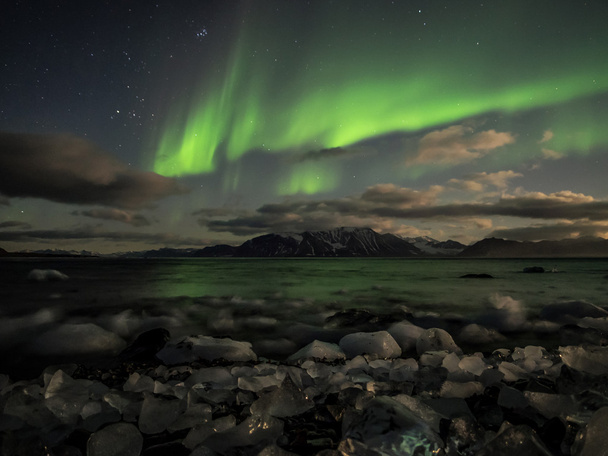 Luces boreales en el cielo ártico
 - Foto, Imagen
